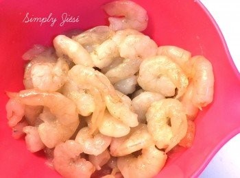 step1: 先將鮮蝦去殼，用少許鹽伴勻，再用水沖洗淨；抹乾，蝦肉挑腸，用廚紙徹底吸乾水份。用刀逐隻蝦拍扁，然後用刀背剁爛，成蓉。