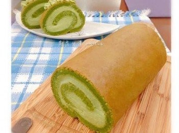 step8: 冷藏後即可取出切厚片，切ㄧ片就要擦ㄧ下刀子，以免鮮奶油弄糊了下一片。剩餘的ㄧ點點<span class="group_4">抹茶鮮奶油</span>還可以用來裝飾。