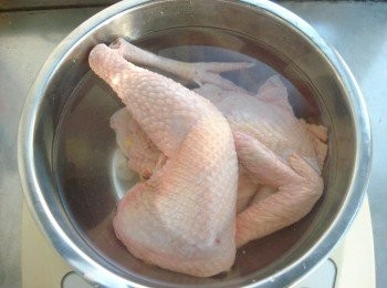 step1: 雞洗淨，飛水，切塊，備用。