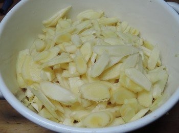 step3: 刮好皮後先用清水洗淨外皮，再切薄片，也可以切小塊狀喔!!然後撒上鹽巴，用手抓勻，兩個小時後就會有很多苦水!!