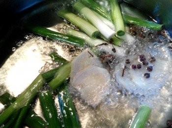 step3: 锅烧热倒入稍多一些植物油，放入姜片、葱段、花椒、用小火炸出香味，直到葱姜变略变色，关火，将锅中姜片、葱段、花椒材料盛出不要。