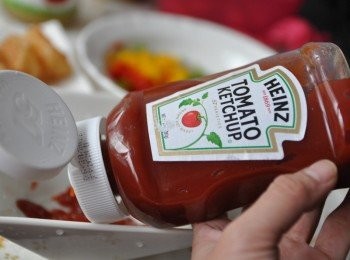 step2: 取出貼心輕鬆方便的倒立瓶裝的【亨氏番茄醬】，與其他<span class="group_2">醬料</span>調勻