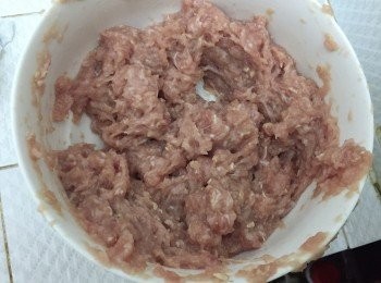 step6: 最後用手大力撻肉餅十至十五下左右，直到手感開始較之前結實