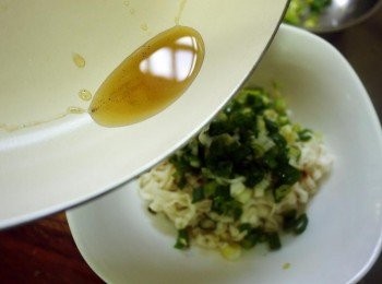 step5: 煮好麵後，在麵上放蔥花，淋上熱香油