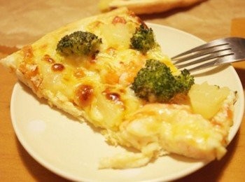 step18: 披薩<span class="group_2">餅皮</span>越嚼越香~~真的有外面賣的味道耶^^" 蝦子.鳳梨和起士~~好令人滿足的組合!!!