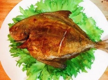 step8: 盤子放上綠色生菜，將煎好的魚放在生菜上。