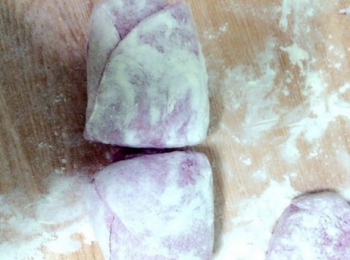 step6: 從下往上卷起來，用刀從中間慢慢分開