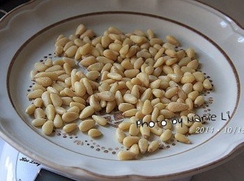 step2: 松子仁(生)：       25g

買回來的松子是生的
過水稍微沖一下放篩網中瀝水半個小時
放進預熱好 150 度的烤箱中
烘烤八分鐘即可，放涼備用。