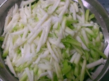 step3: 蒲ㄚ去中間的仔刨絲加鹽軟化出水~