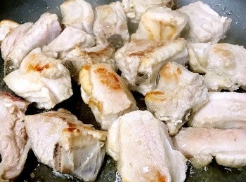 step3: 中火煎排骨至轉色... 加冰糖上色！