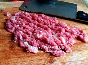 step10: 半肥瘦豬肉切粒 , 剁成肉餅狀