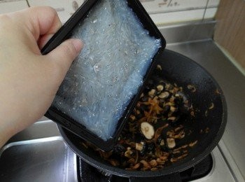 step3: 起鍋倒出油後，下香菇與<span class="group_2">配料</span>拌炒至香加入吻仔魚略炒一下