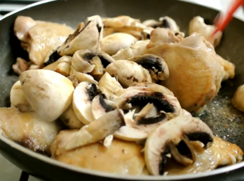 step3: 加入白蘑菇炒至蘑菇軟身