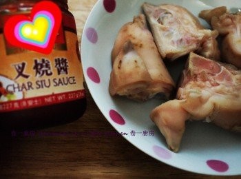 step2: 豬手仔瀝水後, 用叉子拮小洞, 再把叉燒醬平均塗豬手仔混2小時或放雪櫃醃過夜