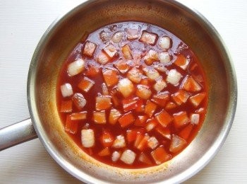 step8: 取出煸香過的蒜片及薑片,倒入糖醋醬汁煮至滾。