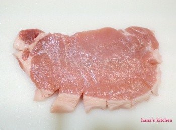 step1: 將里肌肉片用桿麵棍或刀背敲打數下後白色筋的部份用刀切開.然後正反面都撒上少許黑胡椒和鹽