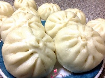 step12: 發酵好的包子冷水開始蒸，鍋蓋包布（防滴水）留小縫不用緊閉，蒸13分關火悶5分才開蓋
包子出爐了〜