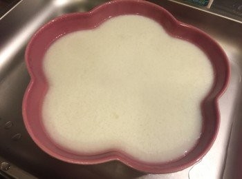 step2: 蛋白加入清雞湯撥均倒入器皿內，入蒸爐/隔水蒸15分鐘；