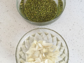 step1: 百合和綠豆提前幾個小時浸泡。
