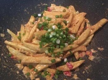 step8: 倒入薯條快速翻炒，最後加入蔥花即可。