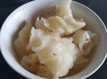 step3: 花膠，預先隔晚浸泡，用薑片出水去腥