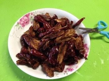 step1: 紅棗200g，洗淨， 再用剪刀剪開，去核。