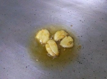 step1: 蒜頭先爆香~