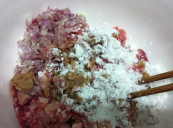 step4: 所有<span class="group_1">食材</span>放進大碗裡，加點香油、雞粉。