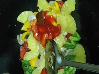 step9: 鍋加入適量油，燒熱倒入乾蔥頭块爆香，分次加入三色椒炒勻，倒入菠蘿炒勻，加入半樽咕嚕醬