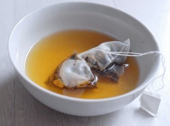 step2: 用200毫升熱水，加入另一個茶包，沖泡茶8分鐘。如喜歡更濃茶味，可浸長一點時間