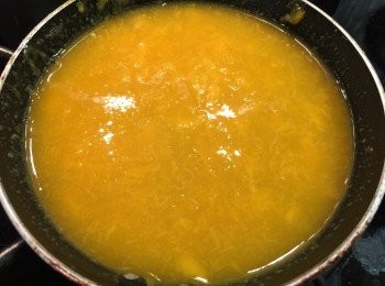 step6: 蛋黃做法: 

將芒果用匙壓成芒果漿，加入12g 的魚膠漿煮溶，熄火稍放涼。