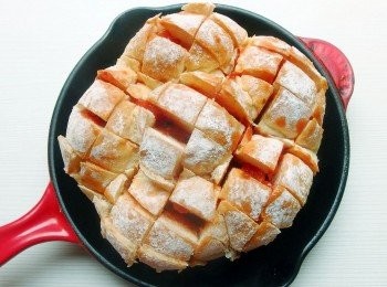 step3: 將pizza蕃茄醬抹在麵包格子裡,每個切開處都要抹上一些,這樣就會有吃pizza的風味喔~