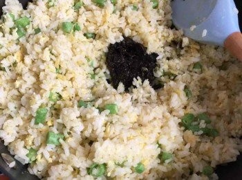 step4: 中間畫一個洞，倒入蛋醬炒至乾身和每粒米沾上蛋漿