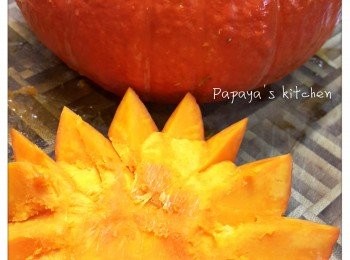 step2: 切開南瓜頂部，或直接打橫切開，刮去囊和籽，滾水後隔水蒸約20分鐘至熟，但不要過熟，因為南瓜溶後會塌下來^^