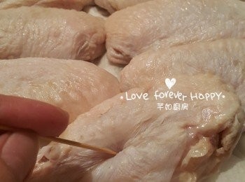 step2: 在<a href="https://bit.ly/3zHU5V3" target="_blank" data-keyword="雞翼" class="guide-link"><strong>雞翼</strong></a> <span style="display:inline-block;vertical-align:middle;margin-top:-3px;color:initial;border-radius:3px;padding:2px 3px;font-size:12px;line-height:14px;background:#87d300;color:#fff;">即買</span> 底部刺小孔