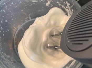 step3: 蛋白加入一小撮鹽，打至硬性發泡，先將1/3加入蛋黃糊，用切拌的方式拌勻（可估狗YouTube切拌影片教學），再加入1/3繼續拌勻，最後將蛋黃糊倒入蛋白霜裡，切拌均勻