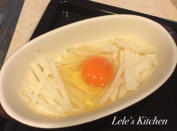 step1: 步驟一：
將馬鈴薯削成細絲，撒上適量橄欖油與鹽拌勻，
中間打上一顆蛋。