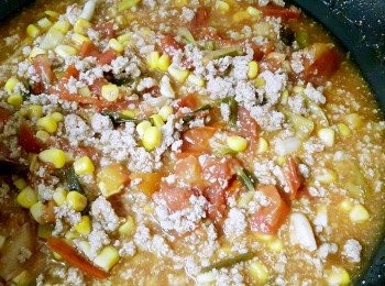 step2: 將番茄切小丁,蔥末一起加入步驟1與所有調味料翻炒待番茄軟熟後倒入玉米拌炒均勻即可