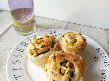 step5: 塗上蛋液，撒上碎芝士，放入已預熱焗爐以190度焗20分鐘。