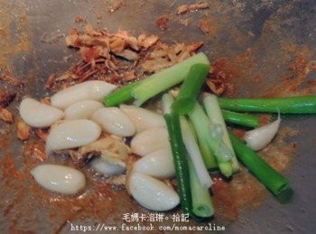 step4: 薑絲煸乾後續放蒜頭、蔥白。(喜歡辣的朋友，這時可以放辣椒，因為小孩要吃，所以我最後才會放)