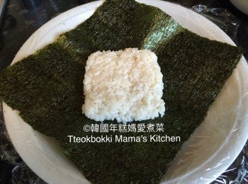 step6: 碟上預先鋪上保鮮紙, 然後放上紫菜, 紫菜上鋪上適量的壽司飯成正方形。