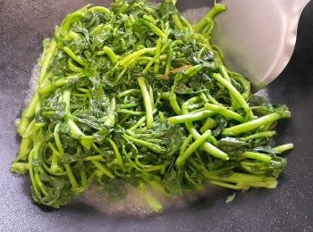 step2: 用薑片白鑊炒熟，菜水不要