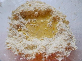 step5: *倒入蛋與牛奶的混合液。