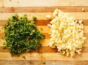 step1: 將奶油放回溫備用；Parsley(巴西里)和大蒜切成末狀後備用。