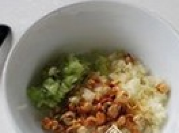 step5: <span class="group_2">調料</span>的製作：將葱薑蒜細細剁碎（蒜最好用搗蒜缽，搗出的蒜汁味道比刀切的濃郁），和油炸黃豆一起放在一個小碗中