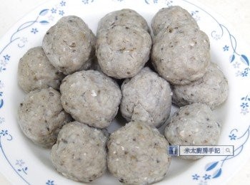 step1: 雙手沾上水，把鯪魚肉揑成大小相約的球狀，放入滾水中汆燙至全部浮起(約8分鐘)，瀝乾水分。