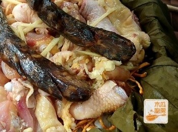 step4: 加入蟲草花、雞件和臘腸