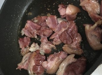 step6: 開鑊，加入少許油，慢火將豬手兩邊煎香，關火，加入美極及蜜糖，開火，快炒勻，即成