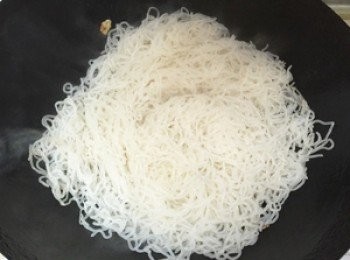 step2: 蒟蒻春雨洗淨後，放入鍋中乾煎至表面乾燥，即可起鍋備用。