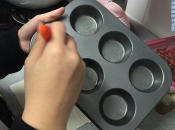 step1: 把急凍酥皮解凍至軟身。預熱焗爐180度。
把急凍酥皮分成6條。